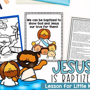 Op de afbeelding: Een kleurrijke illustratie voor een kinderles, met de tekst "We kunnen gedoopt worden om God en Jezus onze liefde te tonen!" en "JESUS WORDT GEDOOPT Les voor Kleine Kinderen." De afbeelding bevat cartoon afbeeldingen van Jezus en andere figuren.