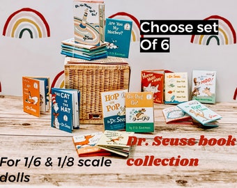 Könnte beinhalten: Ein Set mit sechs Miniatur-Dr.-Seuss-Büchern, perfekt für Puppenhäuser. Die Bücher sind farbenfroh und zeigen klassische Illustrationen. Das Set enthält Titel wie "The Cat in the Hat", "Hop on Pop" und "Go, Dog. Go!" Wählen Sie ein Set mit 6. Für Puppen im Maßstab 1/6 und 1/8.