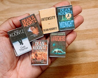 6 livros em miniatura de Dean Koontz para bonecas em escala 1/6, casas de bonecas, dioramas e exibições