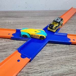 Hot Wheels Track Compatible Intersection Piece - Connect up to four tracks for smashing and crashing action