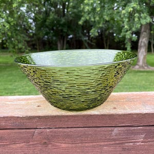 Grand bol de service vintage Anchor Hocking Soreno en verre vert avocat 31,5 po.