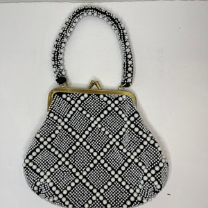 Bolso de mano con asa superior en blanco y negro con cuentas de la década de 1960