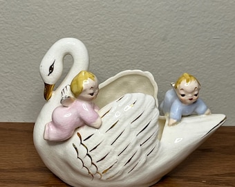 Maceta vintage de cisne con angelitos de Napcoware