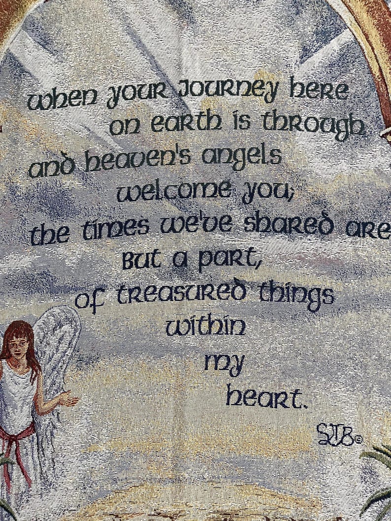 Puede incluir: Un tapiz con una cita sobre &aacute;ngeles y el cielo. El texto dice: "cuando tu viaje aqu&iacute; en la tierra termina y los &aacute;ngeles del cielo te dan la bienvenida; los tiempos que hemos compartido son solo una parte de las cosas atesoradas dentro de mi coraz&oacute;n."
