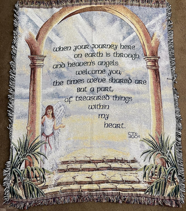 Puede incluir: Tapiz tejido con un &aacute;ngel, un arco y texto. El texto dice "when your journey here on earth is through and heaven's angels welcome you..." El tapiz tiene un borde con flecos y una paleta de colores suaves beige, marr&oacute;n y azul.