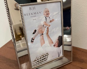 Marco de fotos plateado con cuentas de B/H Beekman Home, 4” x 6”