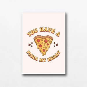以下が含まれることがあります： 白い背景に、黄色い文字で「You have a pizza my heart」と書かれた額装されたプリント。ハート型のピザのスライスが描かれている。