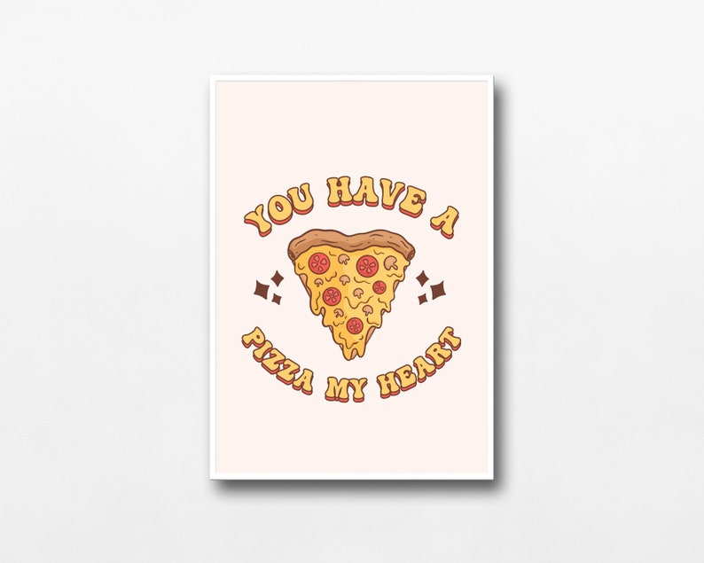以下が含まれることがあります： 白い背景に、黄色い文字で「You have a pizza my heart」と書かれた額装されたプリント。ハート型のピザのスライスが描かれている。