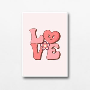 以下が含まれることがあります： ピンクと赤の「LOVE」のグラフィック。ハート型の顔と中央に花があります。グラフィックはピンクの背景にあり、白い枠で囲まれています。