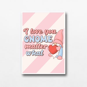 以下が含まれることがあります： ピンクと白のストライプのカードに「I love you gnome matter what」というテキストと、赤いハートを持った漫画のノームが描かれています。