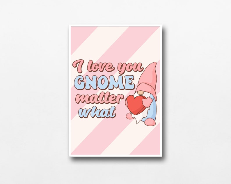 以下が含まれることがあります： ピンクと白のストライプのカードに「I love you gnome matter what」というテキストと、赤いハートを持った漫画のノームが描かれています。