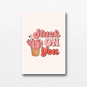 以下が含まれることがあります： ピンクと赤で描かれた、レトロなフォントで「Stuck on You」と書かれた鉢植えの仙人掌のイラスト