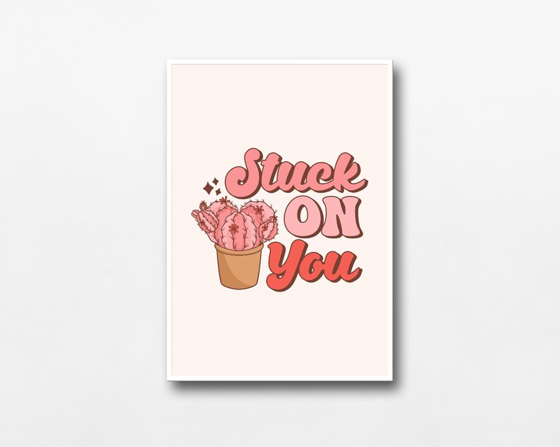 以下が含まれることがあります： ピンクと赤で描かれた、レトロなフォントで「Stuck on You」と書かれた鉢植えの仙人掌のイラスト
