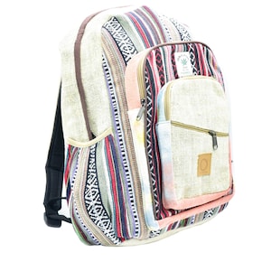 Può includere: Uno zaino caratterizzato da un motivo a righe multicolore in rosso, blu, nero e bianco, combinato con pannelli in tessuto testurizzato beige naturale. Include una tasca frontale con cerniera, una tasca secondaria più piccola e un'etichetta.
