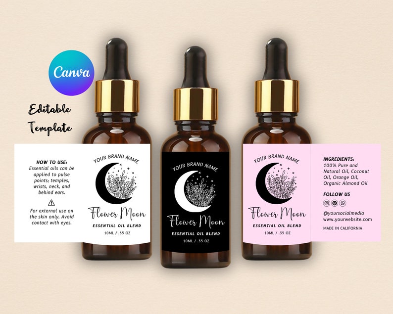 Op de afbeelding: Drie amberkleurige glazen flessen met gouden doppen en zwarte etiketten. De etiketten tonen een halve maan met sterren en bloemmotieven. De tekst op de etiketten luidt "Your Brand Name", "Flower Moon", "Essential Oil Blend", "10ml / .35 oz", "Ingredi&euml;nten: 100% pure en natuurlijke olie, kokosolie, sinaasappelolie, biologische amandel olie", "Volg ons", "@yoursocialmedia", "www.yourwebsite.com", "Gemaakt in Californi&euml;".