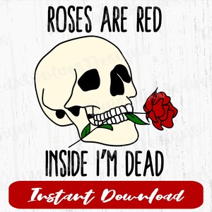 以下が含まれることがあります： 口に赤いバラを持った白い頭蓋骨。頭蓋骨の下に「Roses are red, inside I'm dead」というテキストが書かれている。
