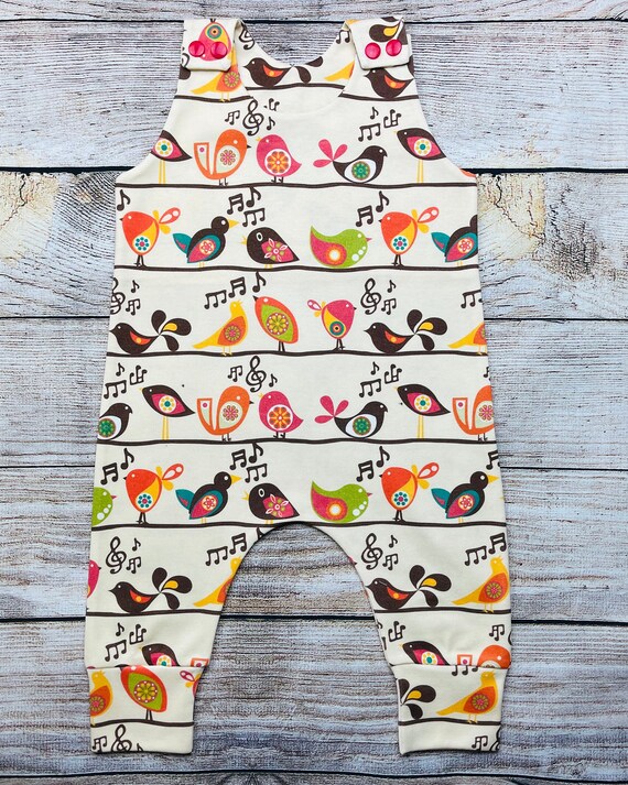 Zingende vogels biologische babykleding romper voor babymeisje romper harem handgemaakte unieke babykleding romper voor peuter muzikale symbolen Etsy Nederland