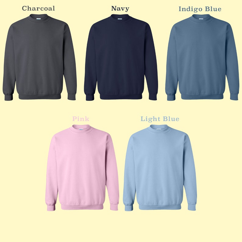 Puede incluir: Cinco sudaderas con cuello redondo en diferentes colores: carb&oacute;n, azul marino, azul &iacute;ndigo, rosa y azul claro. Las sudaderas son todas del mismo estilo y tienen mangas largas.