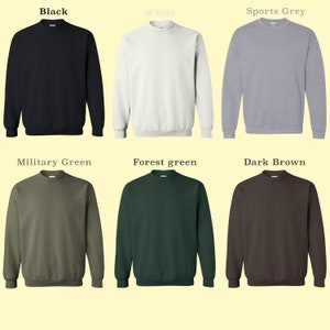 Puede incluir: Seis sudaderas con cuello redondo en diferentes colores: negro, blanco, gris deportivo, verde militar, verde bosque y marr&oacute;n oscuro. Las sudaderas son todas del mismo estilo y tienen un corte holgado.