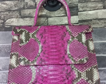 Bolso de mano de piel de serpiente exótica con asa superior de pitón rosa