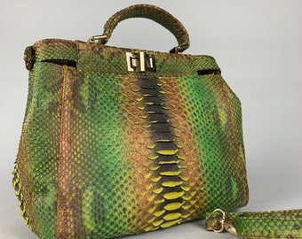 Bolso de mano de piel de serpiente exótica con asa superior de pitón verde
