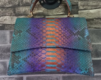 Tas met regenboogpython aan de bovenkant: exotische slangenleerhandtas