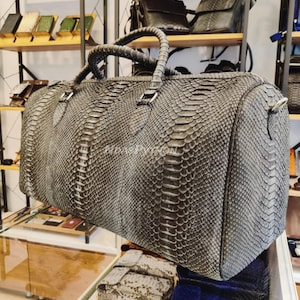 Szara skórzana torebka z uchwytem u góry z pytona: egzotyczna torebka ze skóry węża