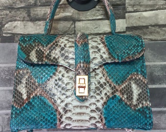 Bolso de mano de piel de serpiente exótica azul y blanca con asa superior