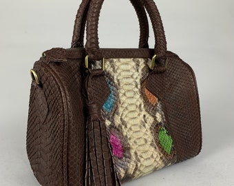 Bolso de mano de piel de serpiente exótica marrón con asa superior