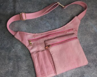 1 article offert - Sac bandoulière en python rose tendre + Sac bandoulière en lézard fuchsia gratuit - Sac bandoulière poitrine | Offre BOGO