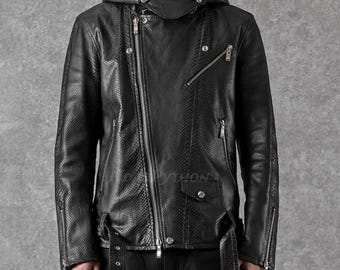 以下が含まれることがあります： フード付きの黒い革のジャケット。ジッパー留め、ヘビ柄。ジャケットには複数のポケットとベルトが付いています。