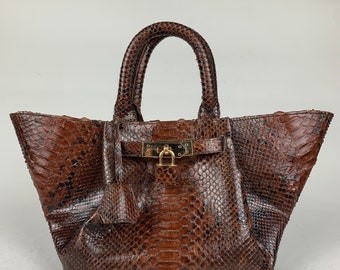 Bolso de mano de piel de serpiente exótica marrón con asa superior