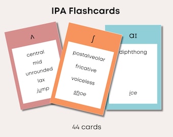 Può includere: Tre flashcard di colori diversi con simboli fonetici. La prima carta è rosa e ha il simbolo "Λ" con le parole "central", "mid", "unrounded", "lax" e "jump". La seconda carta è arancione e ha il simbolo "ʃ" con le parole "postalveolar", "fricative", "voiceless" e "shoe". La terza carta è blu e ha il simbolo "ai" con le parole "diphthong" e "ice". Il testo "44 carte" è in basso nell'immagine.