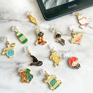 Può includere: Una collezione di 11 segnalibri dorati a tema Harry Potter. I segnalibri raffigurano vari personaggi e pozioni dai libri, tra cui un gatto nero, un cappello da mago, una bottiglia di pozione e una pozione a forma di cuore.