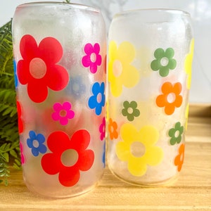 RETRO DAISY FLOWER Color Changing Glass- Iced Coffee Glass, Glass Coffee Cup, Summer Glass, Iced Coffee Tumbler, Smoothie Cup, Retro Flowers