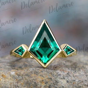 Kite Cut Green Emerald Engagement Rings For Women Bezel Setting 14k Solid Yellow Gold Cluster Ring Gemstone Promise Ring Anniversary Gifts