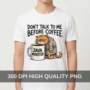 Pode incluir: Camiseta branca com um gato laranja rabugento de roupão, segurando uma caneca de café. A caneca diz "JAVA MONSTER" e a camiseta diz "DON'T TALK TO ME BEFORE COFFEE."