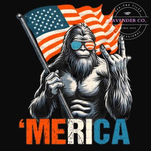 Puede incluir: Ilustraci&oacute;n gr&aacute;fica de una criatura parecida a Bigfoot con gafas de sol con un dise&ntilde;o de bandera estadounidense, sosteniendo una bandera y haciendo un gesto con la mano. La palabra "'MERICA" se muestra en rojo, blanco y azul.
