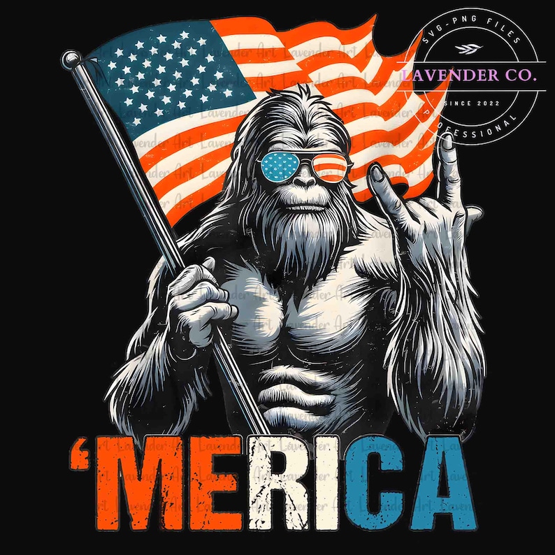Puede incluir: Ilustraci&oacute;n gr&aacute;fica de una criatura parecida a Bigfoot con gafas de sol con un dise&ntilde;o de bandera estadounidense, sosteniendo una bandera y haciendo un gesto con la mano. La palabra "'MERICA" se muestra en rojo, blanco y azul.