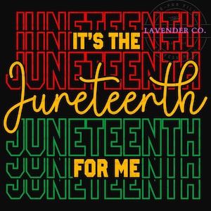 Peut inclure: Conception graphique noire avec le mot "Juneteenth" en rouge, jaune et vert. Le texte comprend "It's the" et "For Me". Le design est une célébration du Juneteenth.