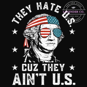 Könnte beinhalten: Schwarze Grafik mit einem Porträt von George Washington mit Sonnenbrille und Stirnband, beide mit der amerikanischen Flagge verziert. Der Text lautet "THEY HATE US CUZ THEY AIN'T U.S." mit Sternen um das Bild.