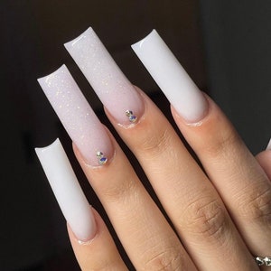 Soft White + Glitter Aufdruck | mit Nägeln | Handgemachte Presse auf den Nägeln