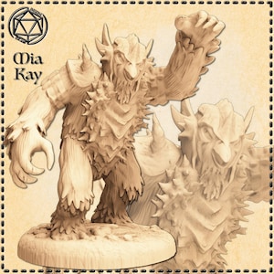 Puede incluir: Una miniatura detallada pintada a mano de una criatura con cabeza de pájaro y cuerpo peludo. La criatura tiene garras afiladas y una expresión feroz. La miniatura está pintada en tonos marrones y beige.