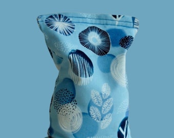 Sac de riz fait main | Pack Chauffage | Pack de refroidissement | Réutilisable | Spa | Moyen | Floral abstrait bleu et blanc | Micro-ondable | Oreiller chauffant