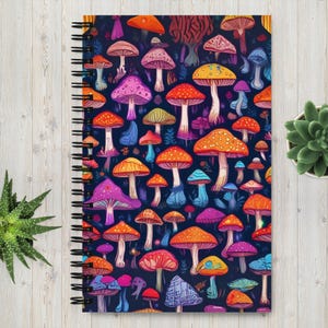 Può includere: Una copertina per quaderno colorata con un motivo ripetitivo di funghi psichedelici in varie tonalità di rosso, arancione, giallo, blu, viola e verde su uno sfondo blu scuro.