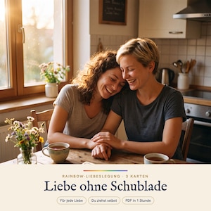 Könnte beinhalten: Eine digitale Grafik mit zwei lächelnden Personen an einem Holztisch mit Tassen und Blumen. Der Text lautet: RAINBOW-LIEBESLEGUNG 3 KARTEN, Liebe ohne Schublade, Für jede Liebe, Du ziehst selbst, PDF in 1 Stunde. Ein Regenbogenstrich.