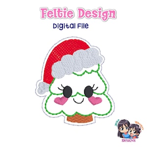 Op de afbeelding: Een digitaal bestand met een kerstboomontwerp. De boom is wit met een rode kerstmuts en een lachend gezicht. Het ontwerp bevat roze hartjes en de tekst "Feltie Design Digital File".