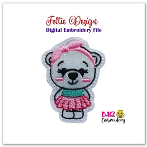 Pode incluir: Desenho bordado de um urso branco usando uma faixa de cabeça rosa e um vestido rosa e verde. O desenho é para uso com uma máquina de bordado.