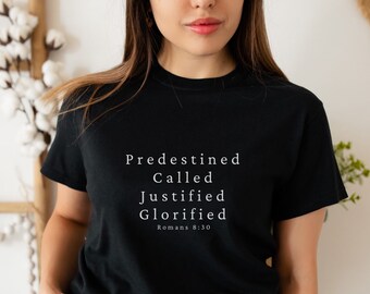 Op de afbeelding: Zwart T-shirt met witte tekst die "Predestined Called Justified Glorified Romans 8:30" luidt