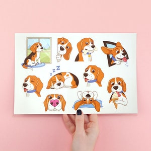 Puede incluir: Un conjunto de 10 pegatinas con diferentes poses de un perro beagle. Las pegatinas son coloridas y presentan una variedad de expresiones, incluyendo dormir, comer helado y jugar con un hueso.